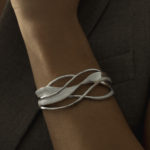pulsera-esclava-de-plata-diseno-enredado-con-circonitas_modelo__1500x1500-17453-E_LB-4